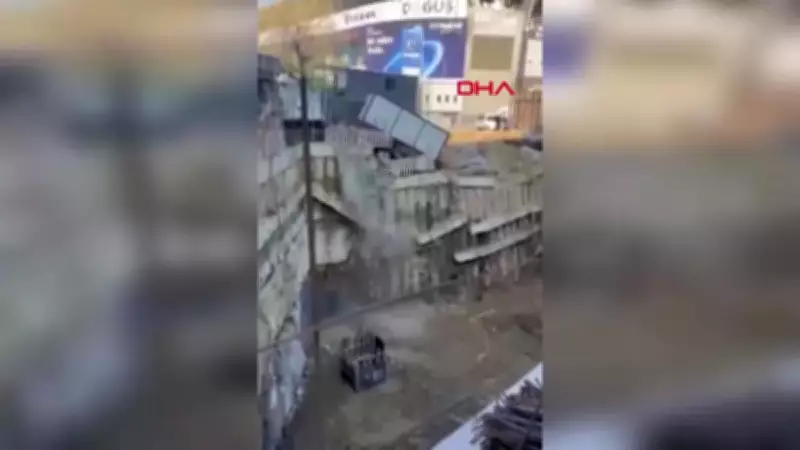 Fenerbahçe Stadyumu Yanındaki İnşaat Duvarı Çöktü: Anı Kameralara Yansıdı
