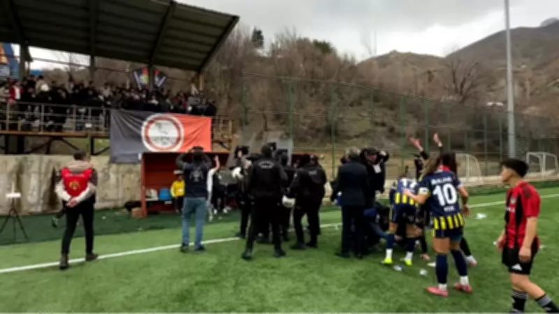 Fenerbahçe Teknik Direktörüne Sert Cisim Atıldı: Kadın Futbol Maçında Gerginlik
