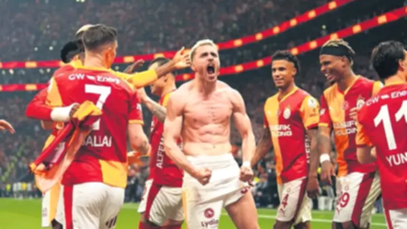 Galatasaray-Fenerbahçe derbisinde şampiyonluk şarkıları yükseldi, ünlülerden coşkulu paylaşımlar
