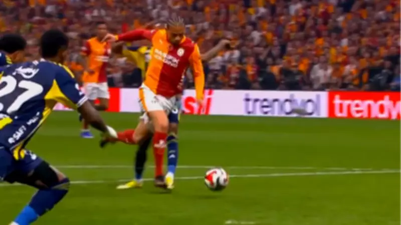 Galatasaray-Fenerbahçe derbisinde Sane'nin penaltı beklediği pozisyon tartışma yarattı