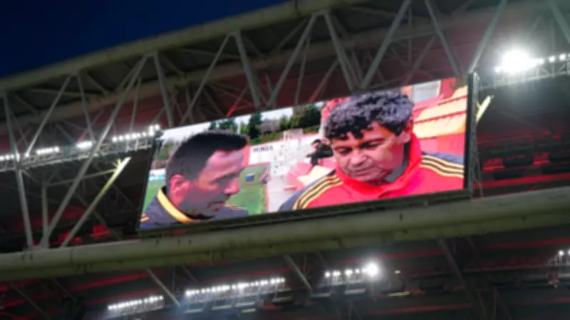 Galatasaray Taraftarı, Eski Teknik Direktör Mircea Lucescu'yu Unutmadı