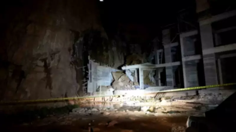 Gümüşhane'de yamaçtan kopan kayalar inşaat halindeki binaya zarar verdi