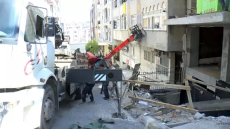 Güngören'de iş makinesi devrildi: 4 araç ve binada hasar