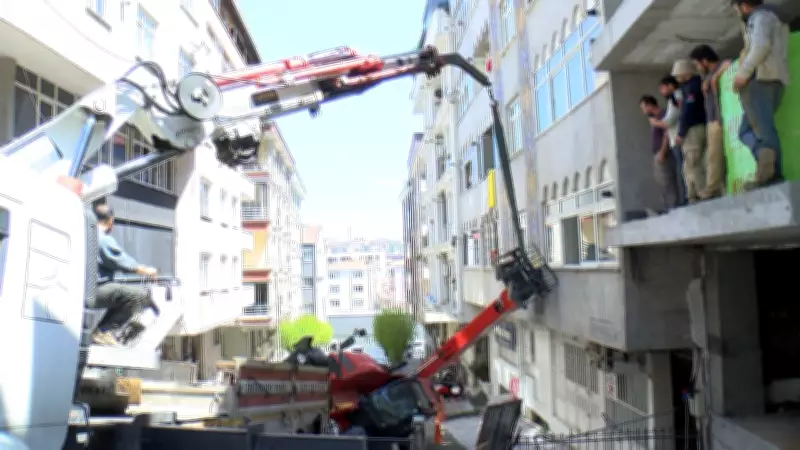 Güngören'de yokuşta kayan iş makinesi 4 araçta ve binada hasara neden oldu