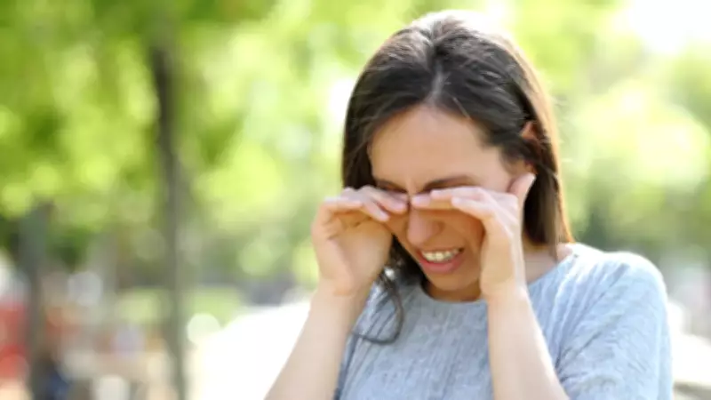 Göz Ovuşturma Alışkanlığı Kalıcı Körlüğe Yol Açabilir: Keratokonus Tehlikesi