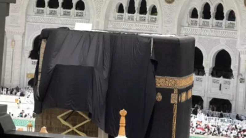 Hac Öncesi Kutsal Hazırlık: Kâbe İhram Örtüsüyle Kaplanıyor