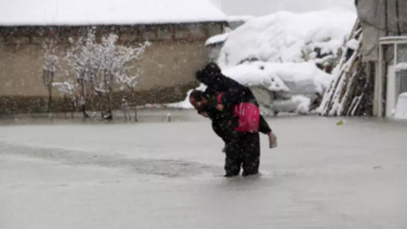 Hakkari'de Bir Baba, Çocuklarını Bir Aydır Sırtında Taşıyor