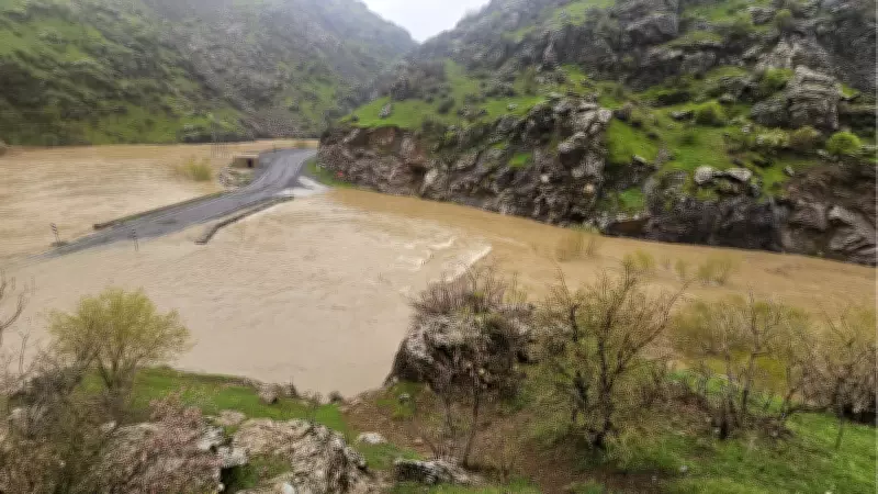 Hakkari'de Dere Taştı, Şemdinli-Derecik Yolu Ulaşıma Kapatıldı