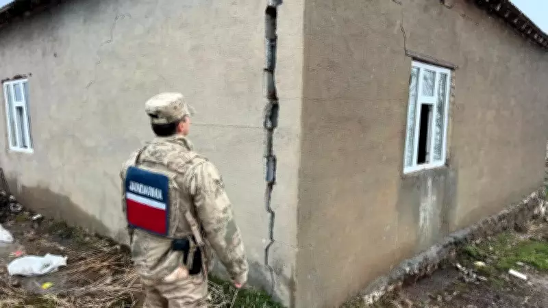 Hakkari'de Yıldırım Felaketi: Evin Duvarı İkiye Ayrıldı, Aile Evsiz Kaldı