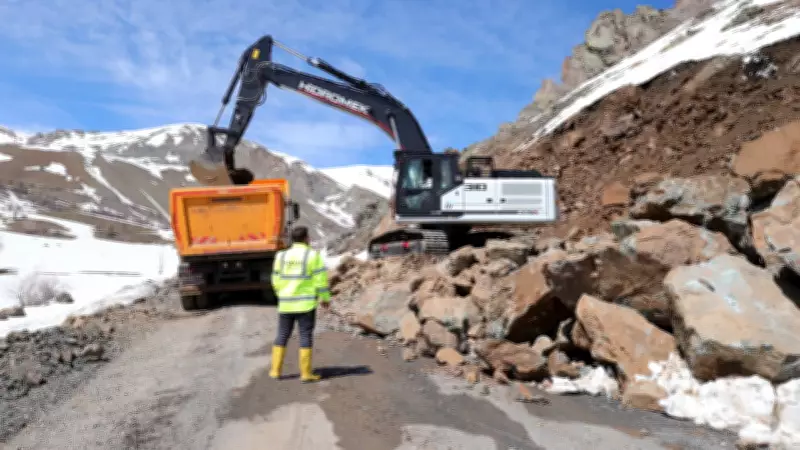 Hakkari'ye Ulaşım İçin 3 Güzergahta Çalışma Sürüyor