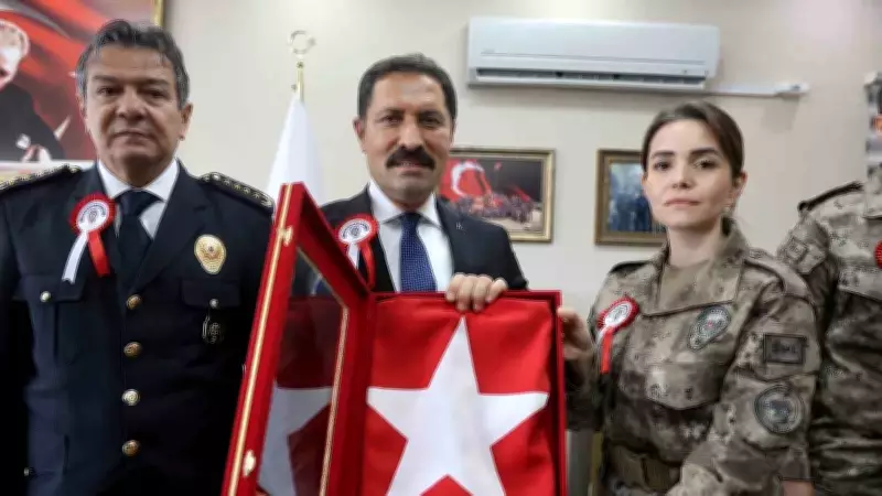 Hatay Valisi Polis Haftası'nda Şehit Kızıyla Buluştu, Bayrak Hediye Etti