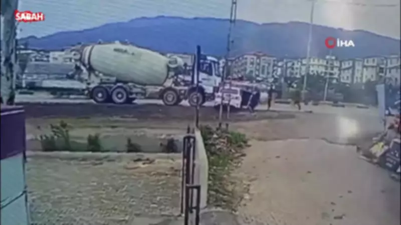 Hatay'da beton mikseri otomobili metrelerce sürükledi: Yaralı var
