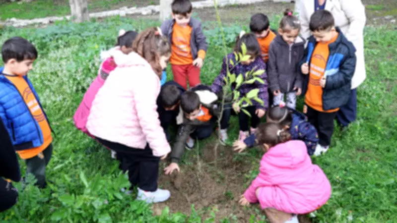 Hatay'da Minik Eller Okullarını Ağaçlandırıyor: Çevre Bilinci Nesillere Aktarılıyor