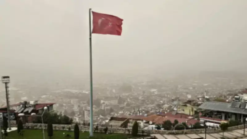 Hatay'da Sahra Tozu Etkisi: Görüş Mesafesi Düştü, Trafik Zorlaştı
