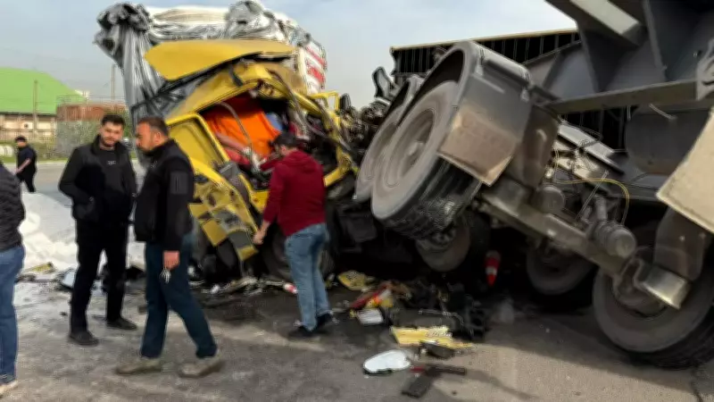Hatay'da TIR Kazası: Devrilen Konteyner Araçları Hurdaya Çevirdi, 3 Yaralı