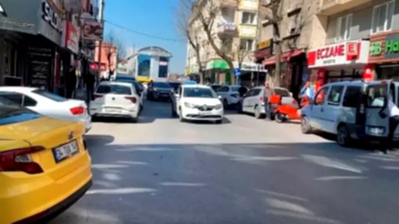 İşçi Tabelayla Birlikte Kaldırımda Bekleyen Vatandaşın Üzerine Düştü