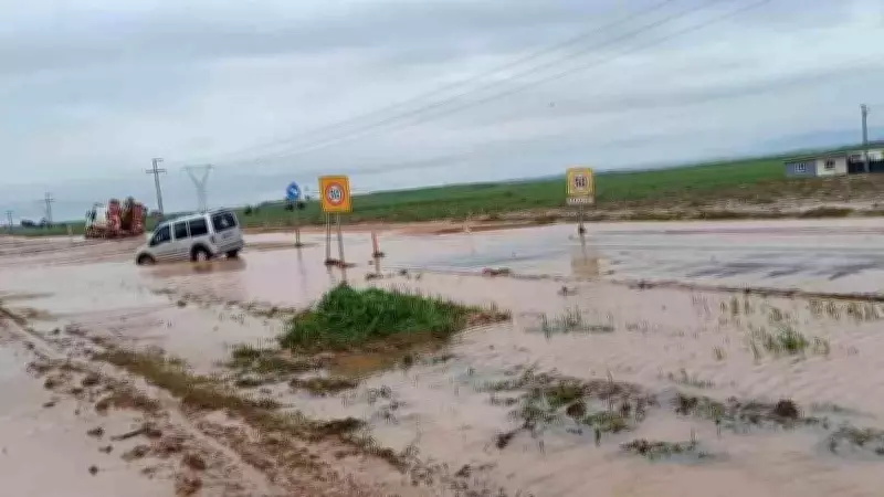Şiddetli Yağış Yolu Kapattı, Araçlar Mahsur Kaldı: Kurtarma Çalışmaları Başladı