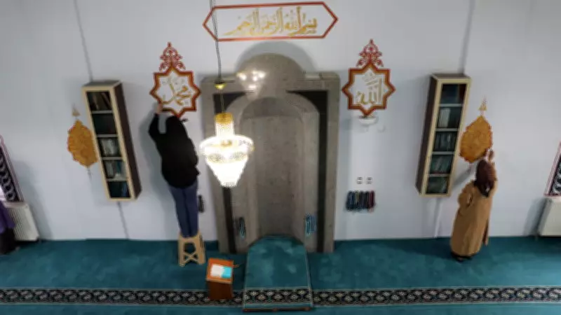 Iğdır'da gönüllüler unutulmaya yüz tutmuş Osmanlı motiflerini camilere işliyor