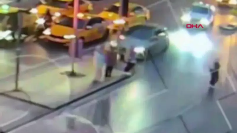 Şişli'de Bayılan Sürücünün Otomobili Direğe Çarptı, Devrilen Direk Turistin Üzerine Düştü