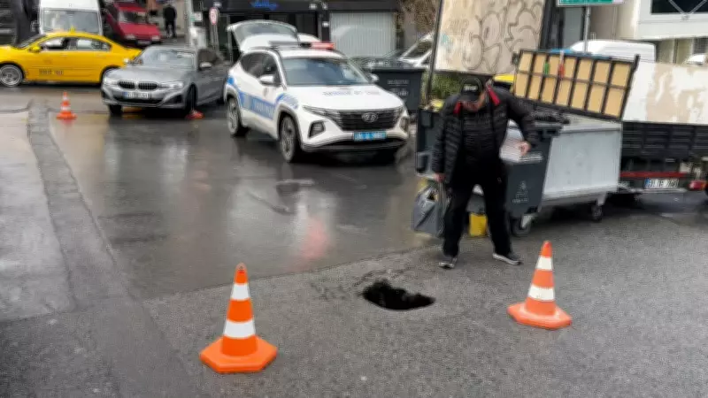 Şişli'de Sağanak Yağış Sonrası Yol Çöktü, Trafik Kapatıldı