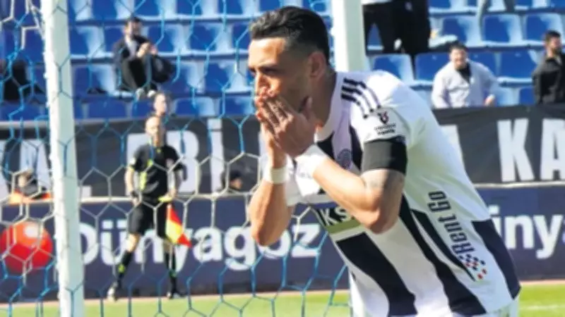 Irfan Can Kahveci Kornerden Avladı, Fenerbahçe'ye Kritik Golü Attı