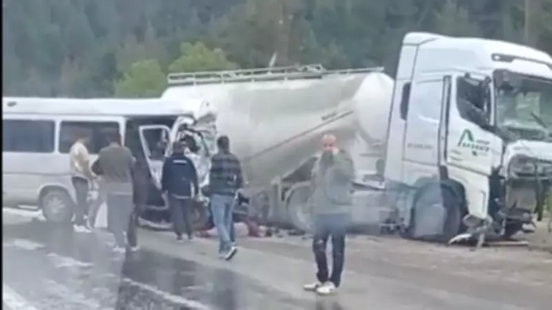 Isparta-Antalya Karayolunda Feci Kaza: Tır ile Minibüs Çarpıştı, 7 Ölü 7 Yaralı
