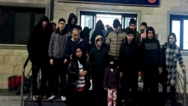 Jandarma Göçmen Kaçakçılığı Operasyonunda 4 Şüpheli Yakaladı, 77 Göçmene El Konuldu