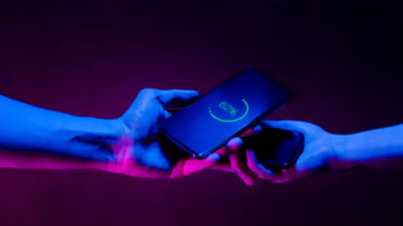 Kablosuz Şarjın Sırrı: Telefonlar Nasıl Kablo Olmadan Enerji Depoluyor?