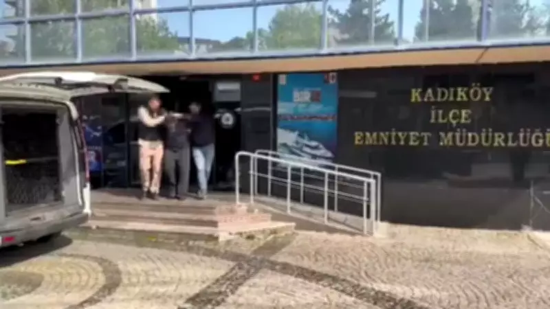Kadıköy Bağdat Caddesi'nde mekana saldıran şahıs polis tarafından vuruldu