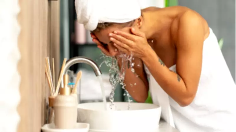 Kafeinli Krem mi Buz Banyosu mu? Dermatolog Yüz Şişkinliği Yöntemlerini Açıkladı