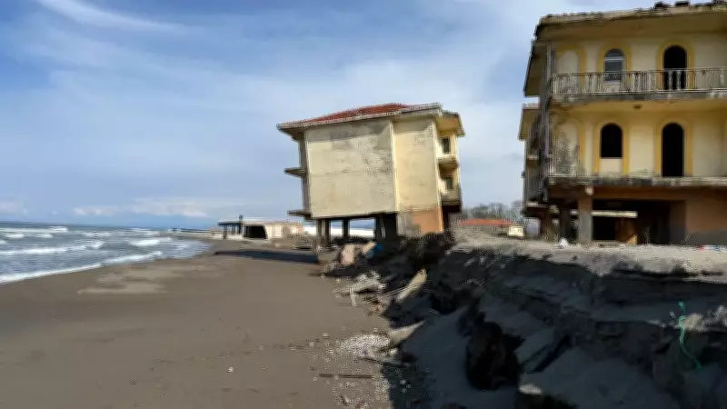 Karasu Sahilindeki Tehlike: Erozyonla Tahliye Edilen Villa Yan Yattı