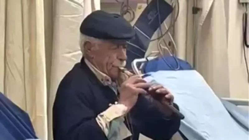 Kars'ta 86 Yaşındaki Zurnacı Nazım Koç, Acil Serviste 'Acımı Hafifletiyor' Deyip Zurna Çaldı