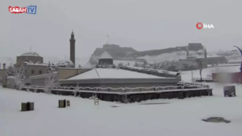 Kars'ta Nisan Ayında Kar Kalınlığı 30 Santimetreyi Aştı, Kent Beyaza Büründü