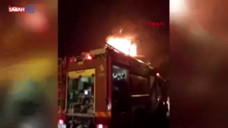 Kartal'da Üç Katlı Binada Çatı Yangını: İki Kişi Dumandan Etkilendi