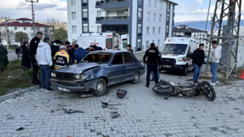 Kastamonu Tosya'da Otomobil ile Motosiklet Çarpıştı: 3 Kişi Yaralandı