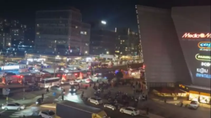 Kağıthane'de AVM'de Çıkan Yangın İtfaiye Ekiplerince Söndürülüyor