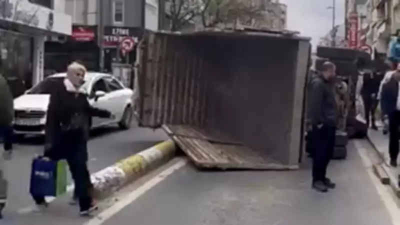 Kağıthane'de Demir Boşaltan Kamyon Devrildi: Yaralanma Yok