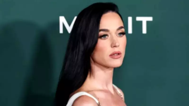 Katy Perry Roma'da Şok Yaratı: Trevi Çeşmesi'ne Kredi Kartı Attı!
