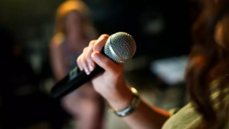 Kekemelik Neden Şarkı Söylerken Azalıyor? Bilimsel Açıklama ve Müziğin Terapötik Etkisi