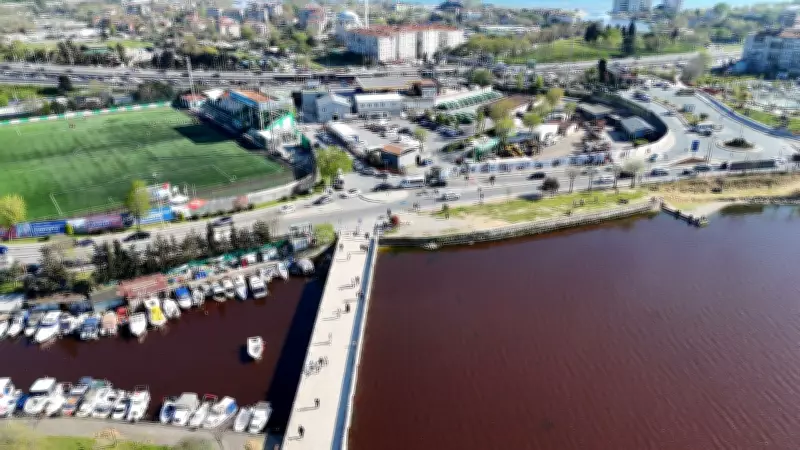 Küçükçekmece Gölü kırmızıya büründü: Kirlilik endişesi