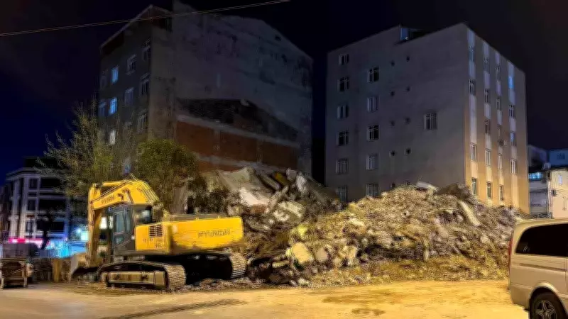 Küçükçekmece'de Kentsel Dönüşüm Binası Tek Kepçe Darbesiyle Yıkıldı