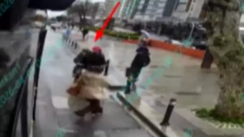 Küçükçekmece'de Korkunç Kaza: Otobüsten İnen Kadına Motosiklet Çarptı