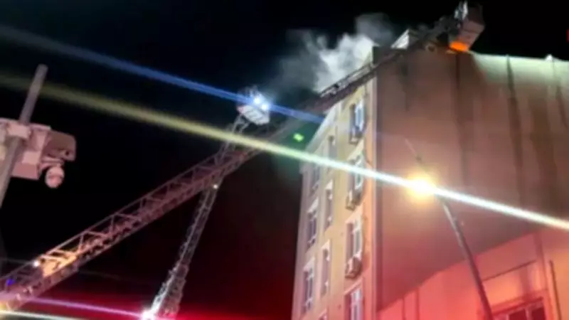 Küçükçekmece'de Otel Terasında Çıkan Yangın İki Kişiyi Mahsur Bıraktı