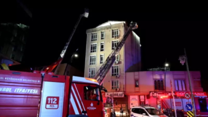 Küçükçekmece'de Otel Yangını: 2 Kişi Dumandan Etkilendi, İtfaiye 1 Saatte Kontrol Altına Aldı