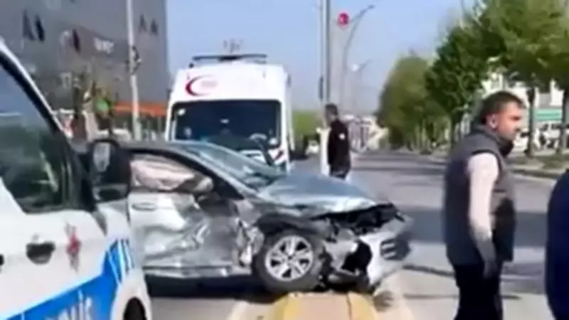 Kocaeli Gebze'de kamyonet-otomobil çarpıştı: 2 yaralı