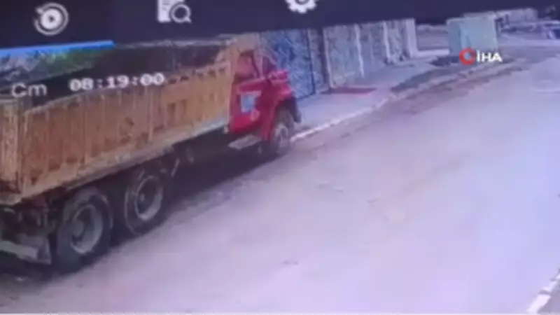 Kocaeli'de Freni Boşalan Kamyon Dehşeti: Yaşlı Adamı Ezen Anlar Kamerada