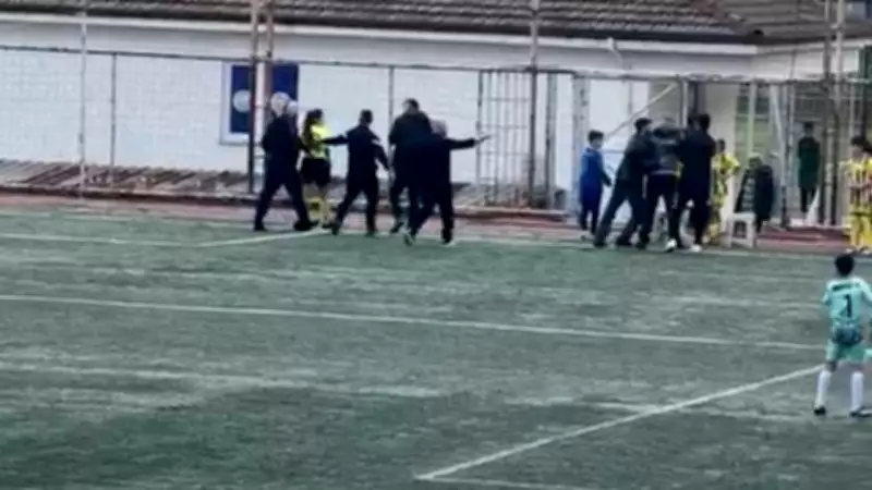 Kocaeli'de Kadın Hakeme Sahada Saldırı Girişimi: Veliden Şok Edici Hareket