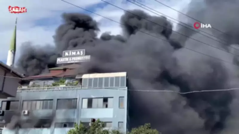 Kocaeli'de Plastik Fabrikasında Büyük Yangın: Yoğun Duman Bulutu Oluştu