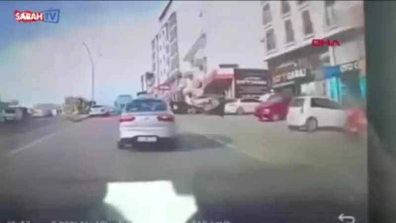 Kocaeli'de Sürücü Uyuyakaldı: Otomobil Kaldırıma Çıkıp 3 Kişiyi Yaraladı