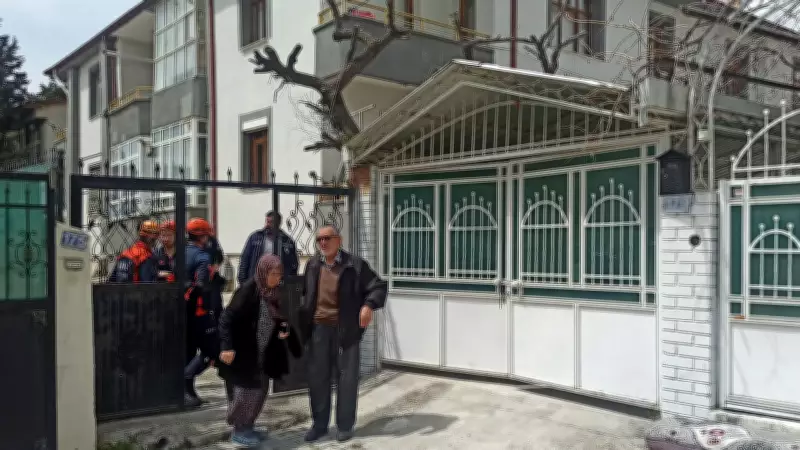 Konya'da 3.2'lik Deprem Sonrası Zemin Çöken 2 Bina Tahliye Edildi